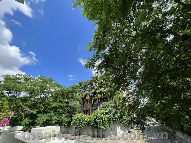 Long description image 1